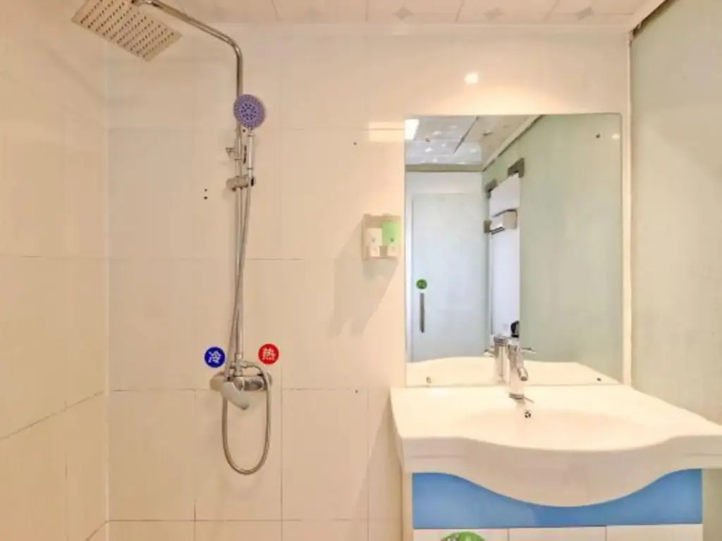 Шэньчжэнь: Shenzhen Huashang Hotel (Hongling Subway Station KKmall)