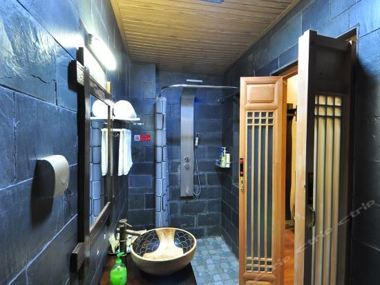 Дали: A cloud inn in Shaxi ancient town