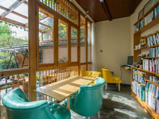 Дали: A cloud inn in Shaxi ancient town