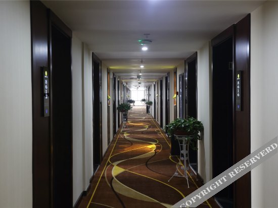 Чэнду: Rongcheng Holiday Hotel  (Shuangliu International Airport Outlet Store)