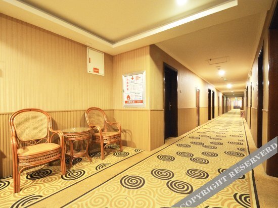 Zhongyuan Holiday Hotel — фото 1