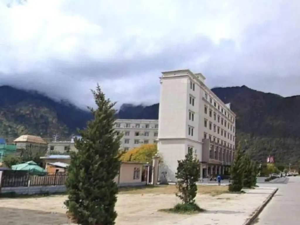 Линжи: Long Du Hotel