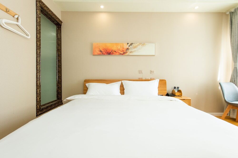Шанхай: J Hotel