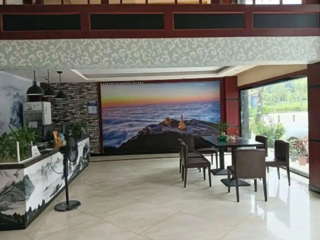 Лешан: Emeishan Chunnuan Huayi Theme Hotel