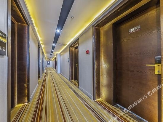 Чунцин: Super 8 by Wyndham Chongqing North Station South Square