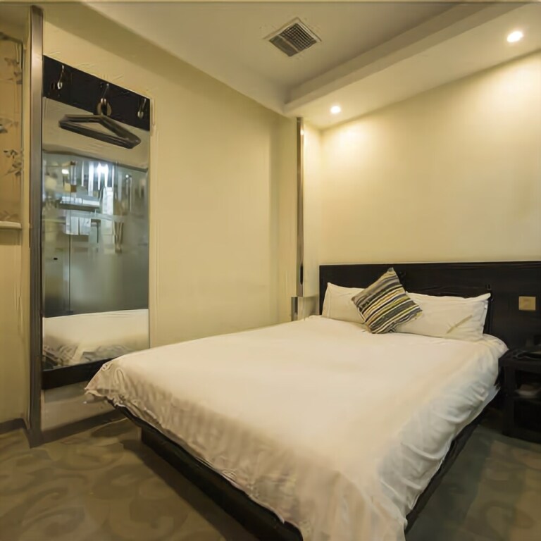 Шанхай: Fast 109 Hotel Chain Shanghai Baoshan Road Metro Station
