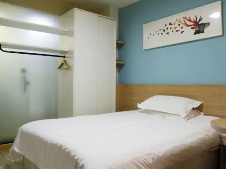 Шанхай: 100 Inn Liangpin Hotel (Shanghai Deping Road Subway Station)