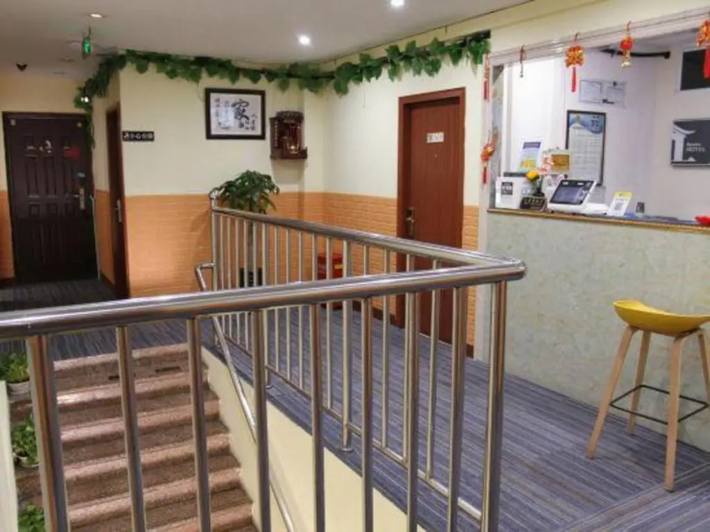 Шанхай: 100 Inn Liangpin Hotel (Shanghai Deping Road Subway Station)