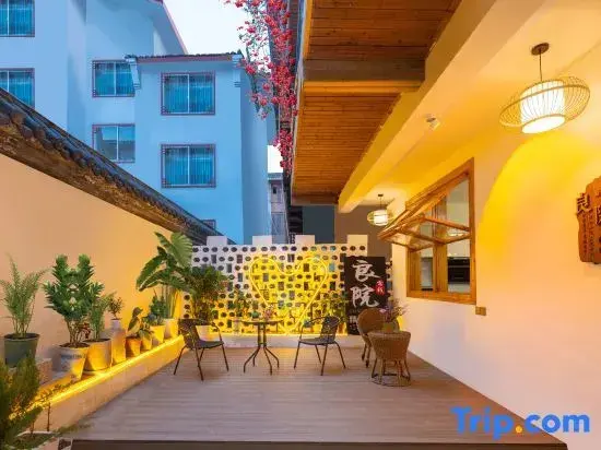 Яншо: Yangshuo Liangyuan INN(West Street & LiJiang River)