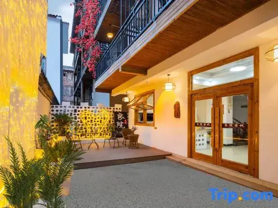 Яншо: Yangshuo Liangyuan INN(West Street & LiJiang River)