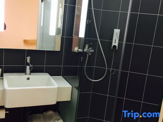 Шанхай: Yining Hotel (Shanghai Hongqiao Road Metro Station)