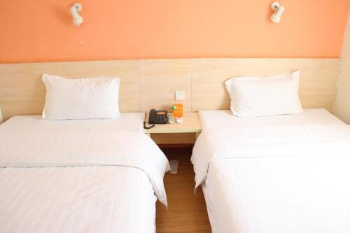 7 Days Inn (Wuhan Optics Valley Zhongnan University Of Economics And Law) — фото 1