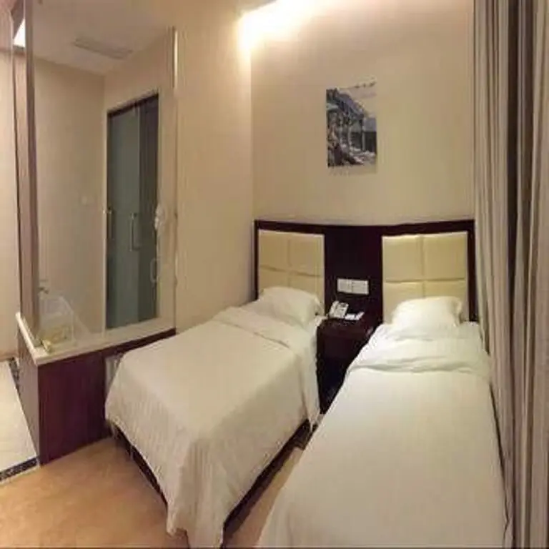 Шанхай: Shanghai Liantai Holiday Hotel (Gongfu Xincun Metro Station)