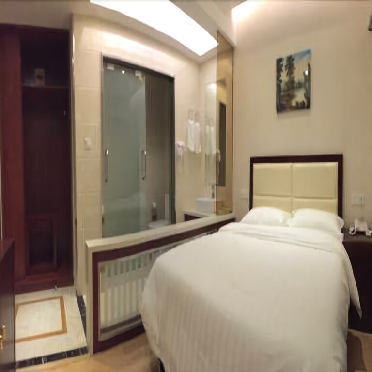 Шанхай: Shanghai Liantai Holiday Hotel (Gongfu Xincun Metro Station)