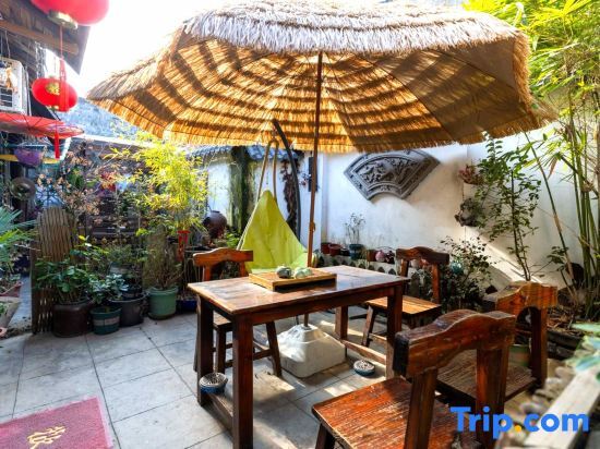Шанхай: Qinde Inn · Jingxian Yaju