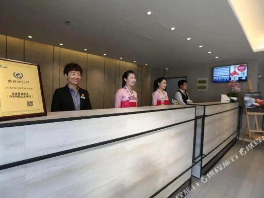 Даньдун: Homeinn Plus Hotel (Dandong Yalu River Grand Bridge Broken Bridge Scenic Area Railway Station)