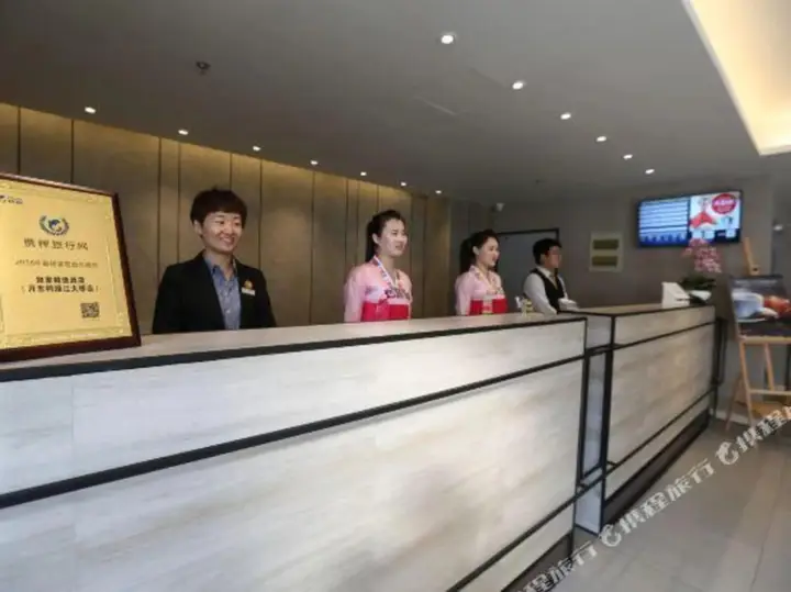 Даньдун: Homeinn Plus Hotel (Dandong Yalu River Grand Bridge Broken Bridge Scenic Area Railway Station)