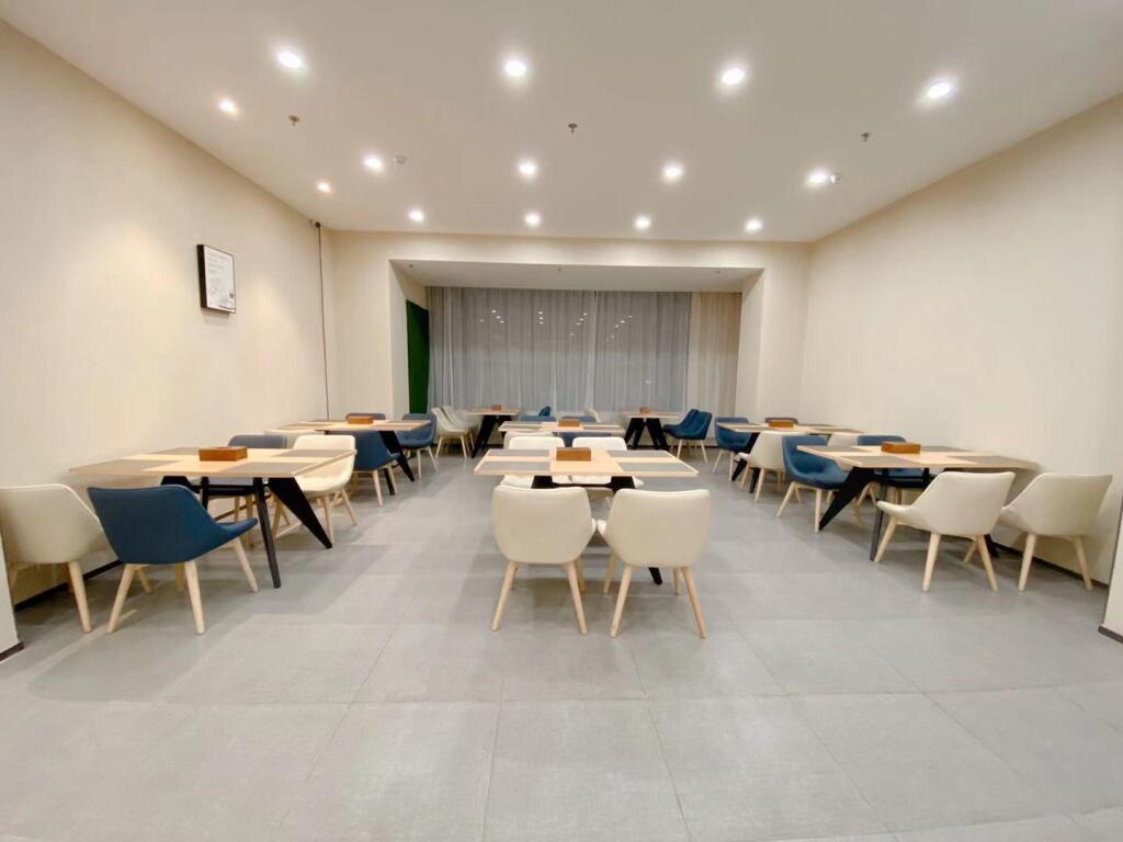 Шэньцю: Hanting Hotel Zhoukou Shenqiu Railway Station