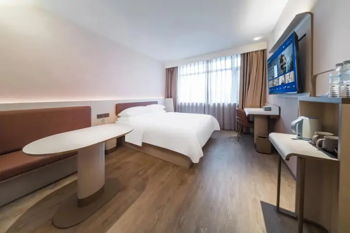 Вэйхай: HanTing Hotel (Weihai High-speed Railway Station Qilu Mall)