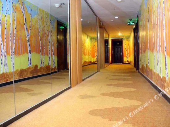 Синтай: Tianyi Express Hotel (Xingtai Railway Station Tianyi Square)