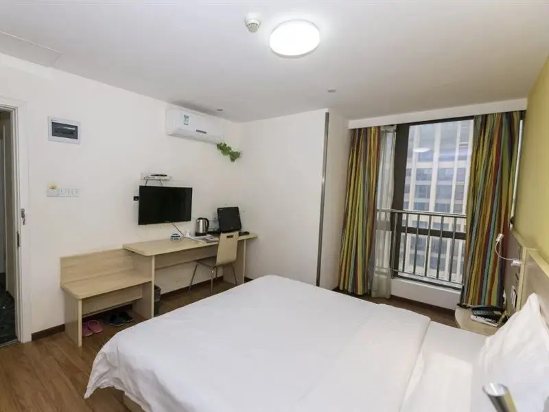 Чунцин: 7 Days Inn (Chongqing University Town Xijie Pedestrian Street)