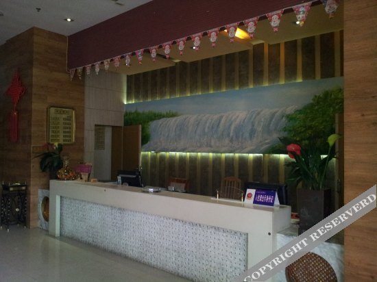 Хэчи: Vienna Hotel (Nandan Dongtian Jiuhai Scenic Area Jinfurong Square Branch)
