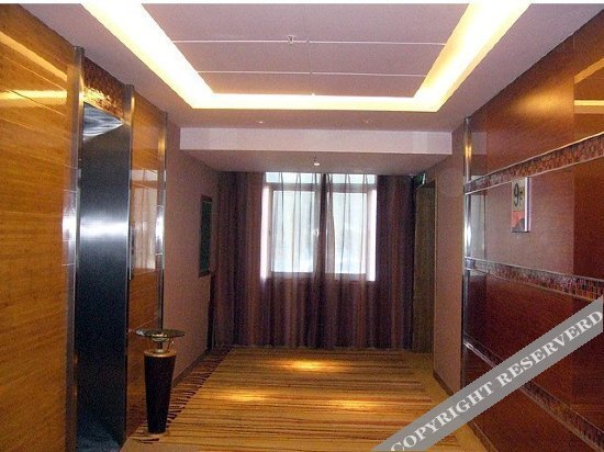 Хэчи: Vienna Hotel (Nandan Dongtian Jiuhai Scenic Area Jinfurong Square Branch)