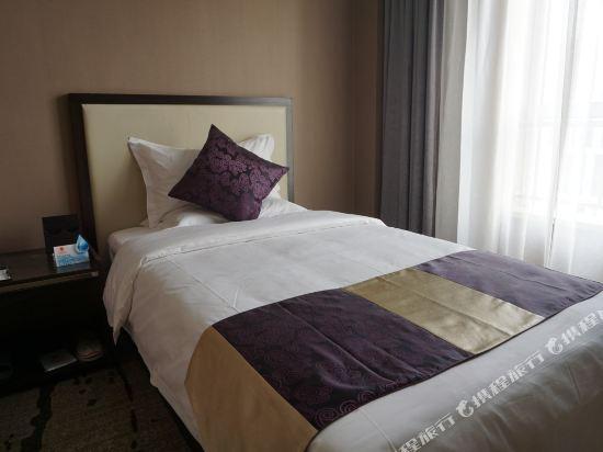 Цзинань: Home Plus (Jinan Shengjing Plaza)