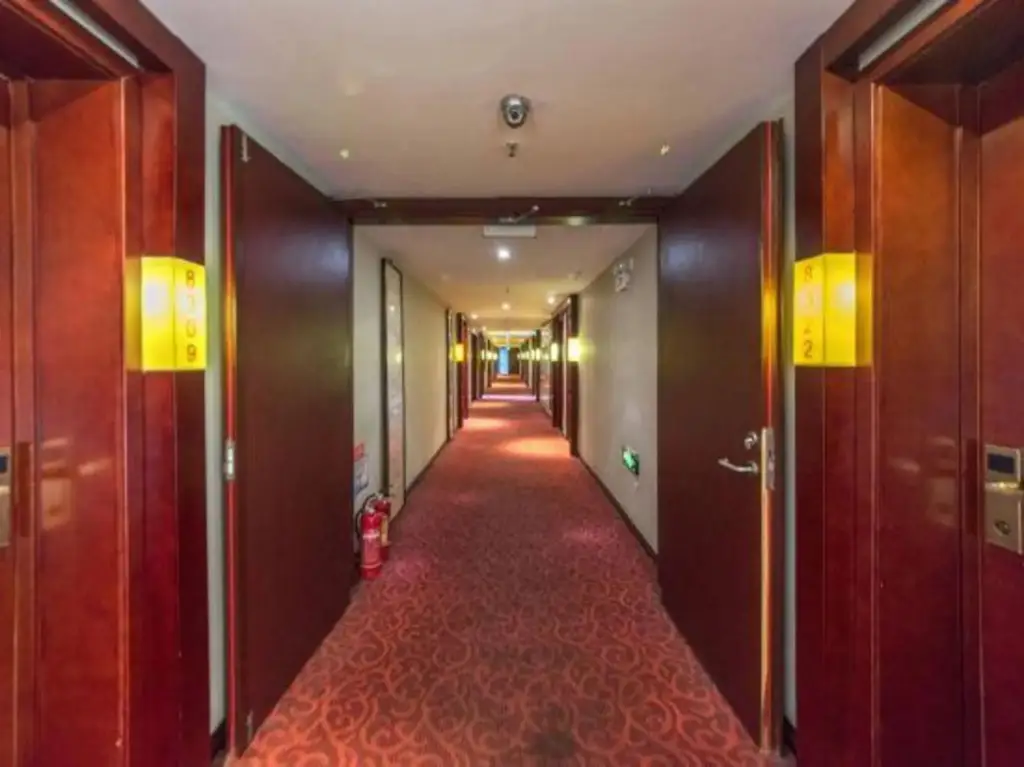 Циньхуандао: Baiwei Business Hotel (Qinhuangdao Railway Station)