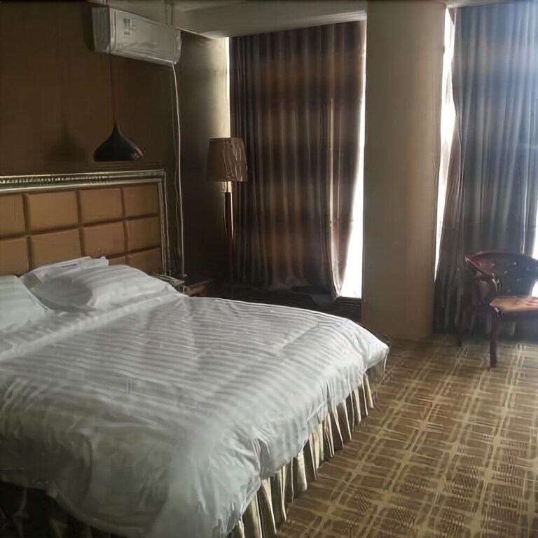 Хами: Xinhua Business Hotel