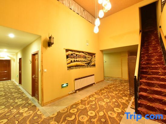 Цзюцюань: Dunhuang Moshanghua Theme Inn (Dunhuang Mingsha Mountain Crescent Spring Branch)