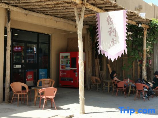 Цзюцюань: Dunhuang Moshanghua Theme Inn (Dunhuang Mingsha Mountain Crescent Spring Branch)