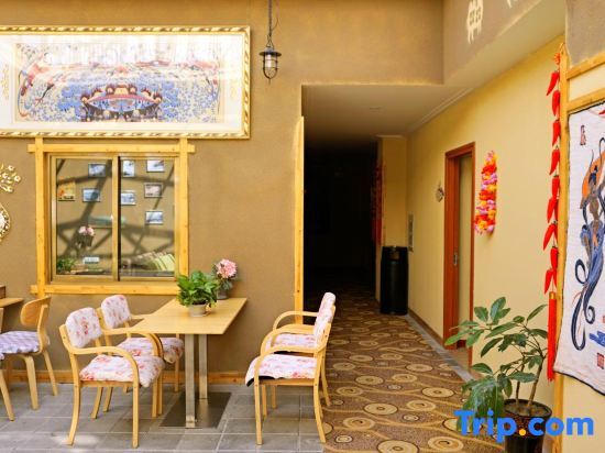 Цзюцюань: Dunhuang Moshanghua Theme Inn (Dunhuang Mingsha Mountain Crescent Spring Branch)