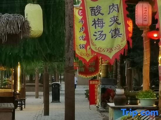 Цзюцюань: Dunhuang Moshanghua Theme Inn (Dunhuang Mingsha Mountain Crescent Spring Branch)