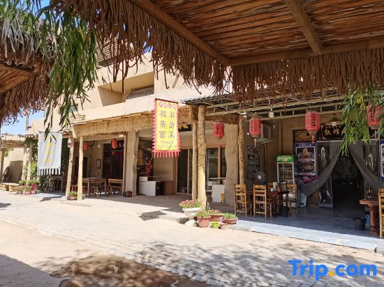 Цзюцюань: Dunhuang Moshanghua Theme Inn (Dunhuang Mingsha Mountain Crescent Spring Branch)