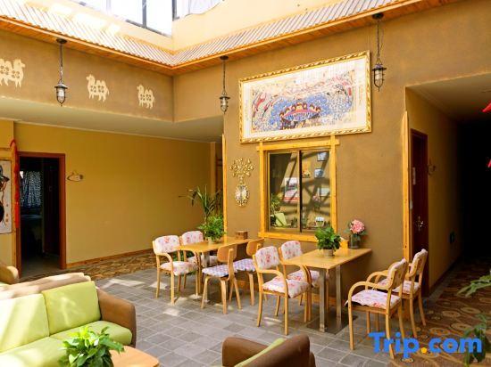 Цзюцюань: Dunhuang Moshanghua Theme Inn (Dunhuang Mingsha Mountain Crescent Spring Branch)