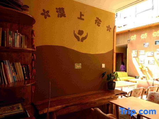 Цзюцюань: Dunhuang Moshanghua Theme Inn (Dunhuang Mingsha Mountain Crescent Spring Branch)