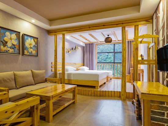 Мую: Shennongjia Auspicious Clouds Building Forest Hotel