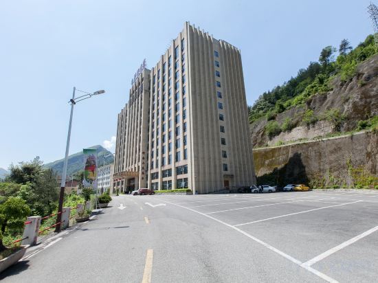 Мую: Shennongjia Auspicious Clouds Building Forest Hotel