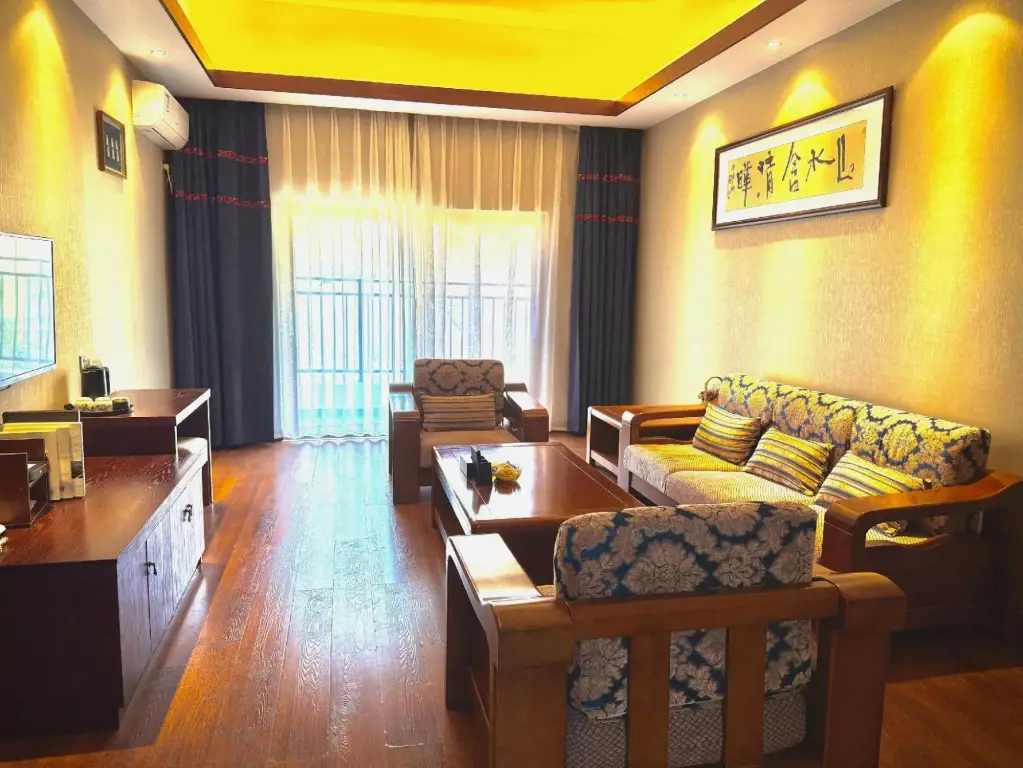 Ляньчжу: Mijng Qiyuan Minority Theme Hotel