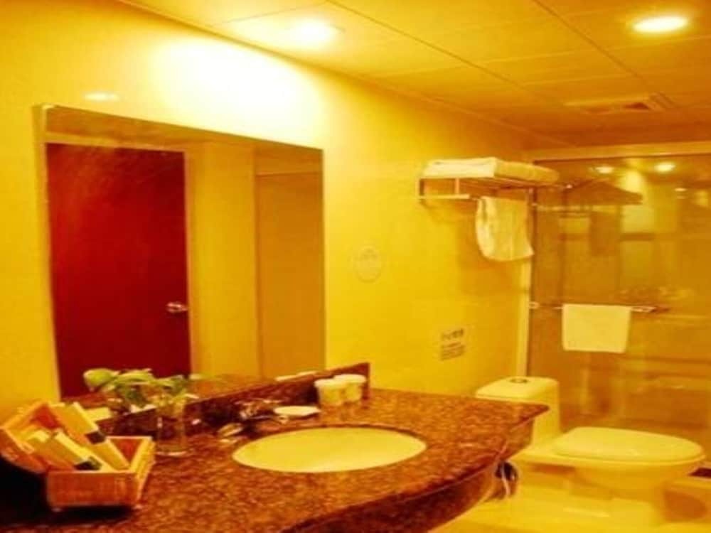 Шанхай: GreenTree Inn ShangHai PuDong New District TangQiao Metro Station Expr
