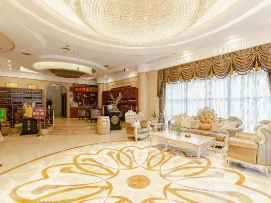 Chengdu French Theme Gold Palace — фото 1