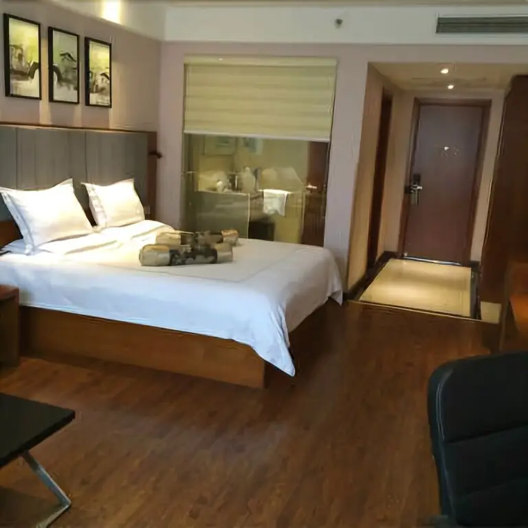 Уси: P & E Hotels