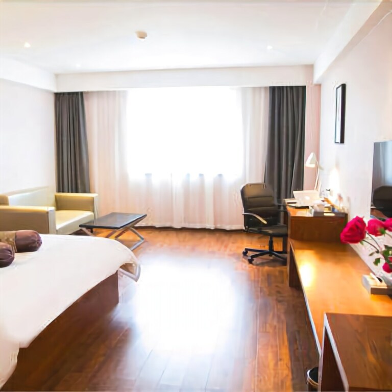 Уси: P & E Hotels