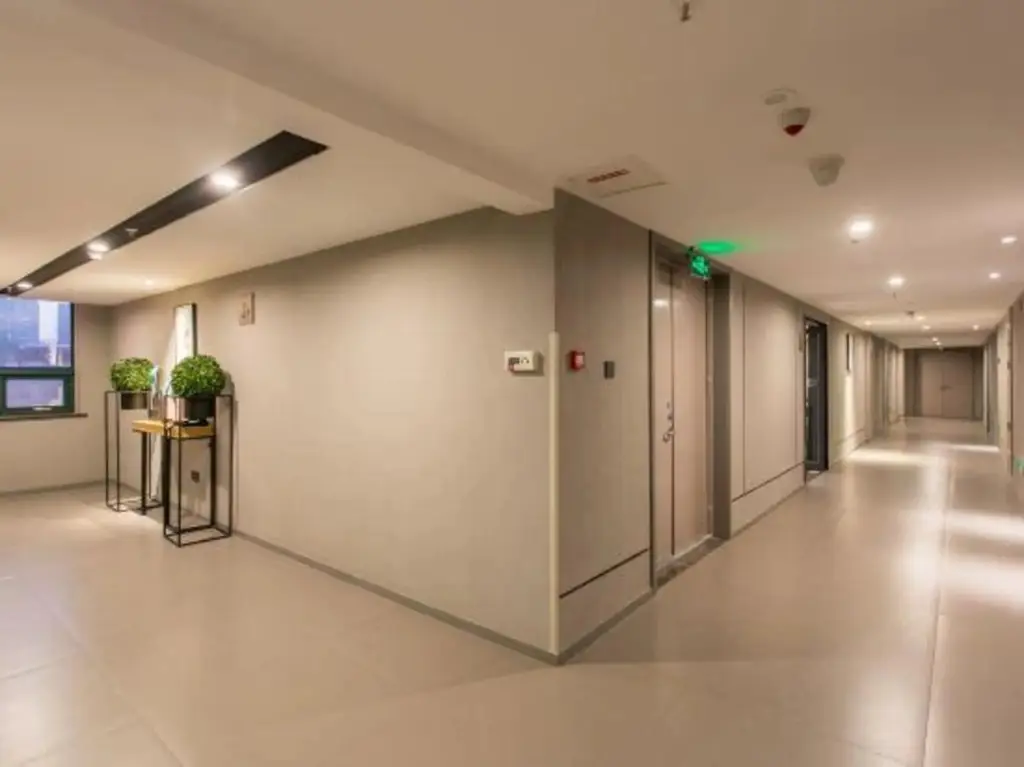 Линьи: Home Inn Business Travel Hotel (Linyi Railway Station Zhanqian Plaza Branch)