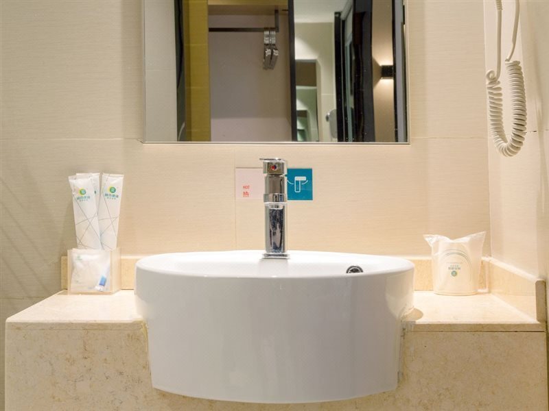 Гуйлинь: Convenient City Hotel (Guilin Liangjiang Sihu Sun Moon Twin Towers Shop)
