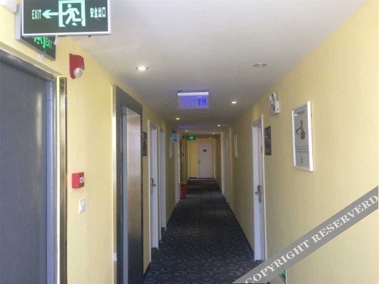 Хуанган: 7 Days Inn (Huanggang Luotian Dabieshan Yexiao Square)