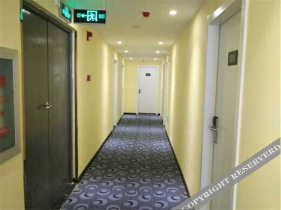 Хуанган: 7 Days Inn (Huanggang Luotian Dabieshan Yexiao Square)
