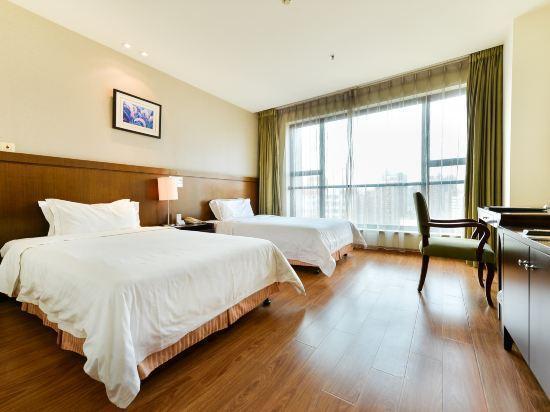 Шанхай: the Suites Shanghai
