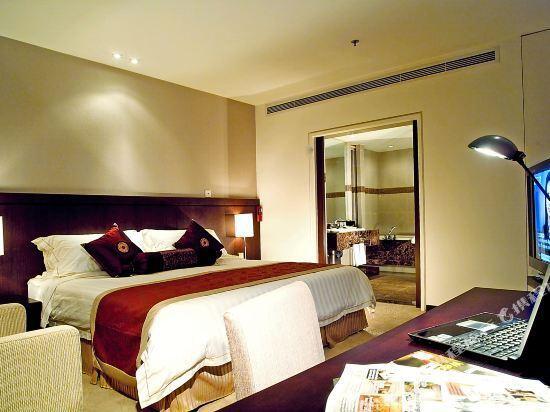 Шанхай: the Suites Shanghai